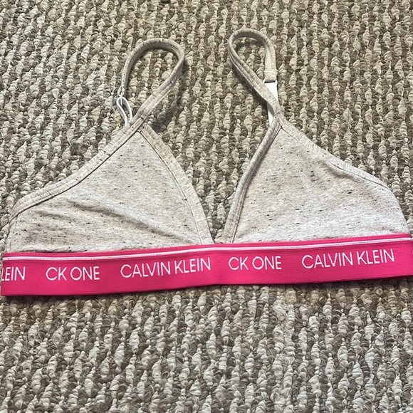 Brand new Calvin Klein sports bra some M but fits like a S - Picture 1 of 3